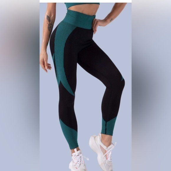 3-piece set: leggings, sports bra, & cropped zip jacket | Black & Forest Green - Picture 13 of 15